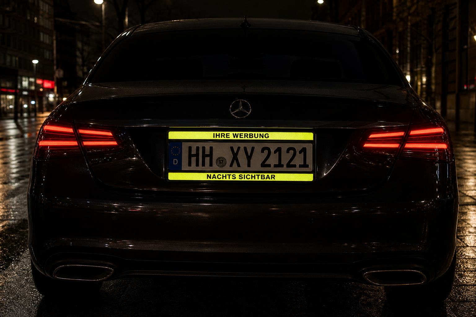 Firmenfahrzeug bei Nacht mit reflektierendem Werbe-Kennzeichenhalter, sichtbar im Scheinwerferlicht